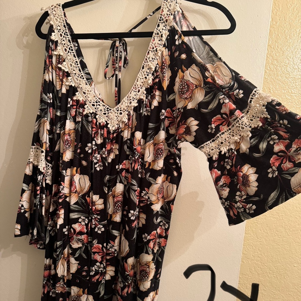 Floral Lace Cold shoulder top 2x